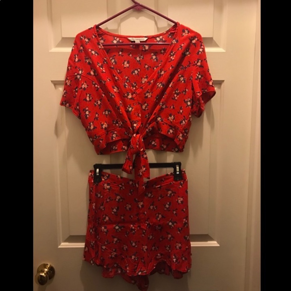 American Eagle Floral Tie Crop Top & Shorts Set